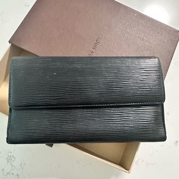 🍁Louis Vuitton vintage wallet epi leather good condition authentic - Picture 1 of 16